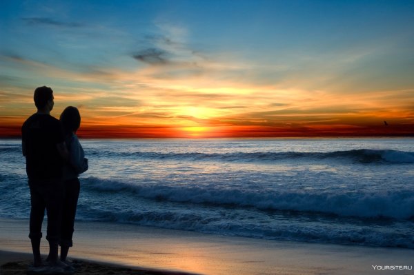 Влюбленная пара на море