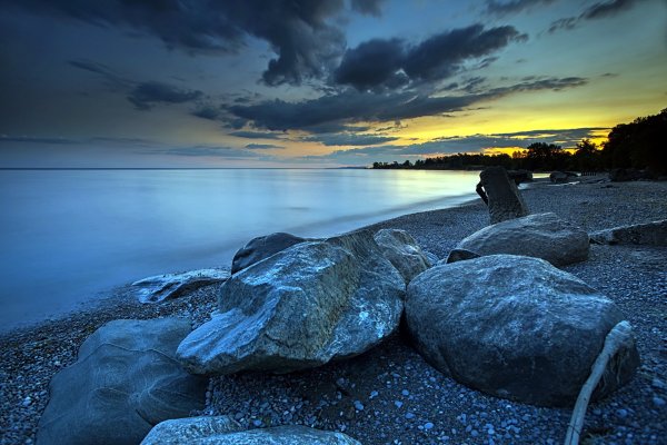 Камни на берегу моря