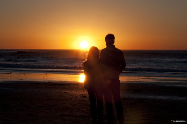 Пара на пляже на закате