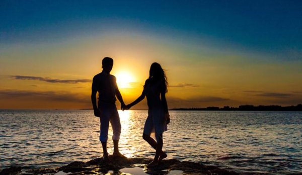 Пара на пляже на закате