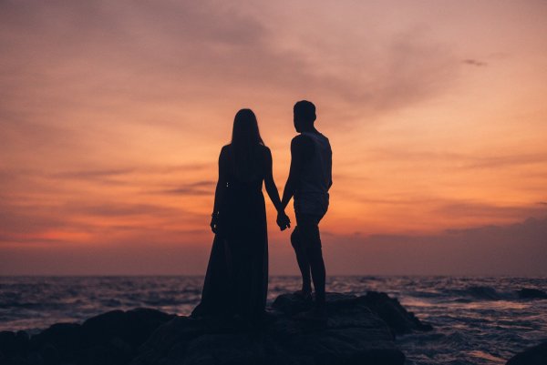 Влюбленная пара на море