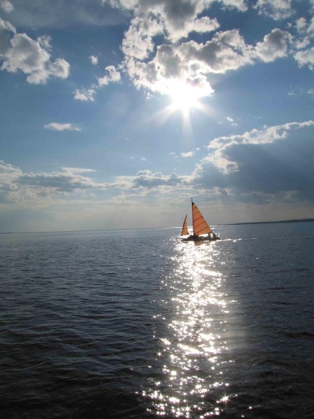 Парусник в море