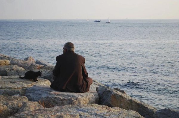 Старик на берегу моря