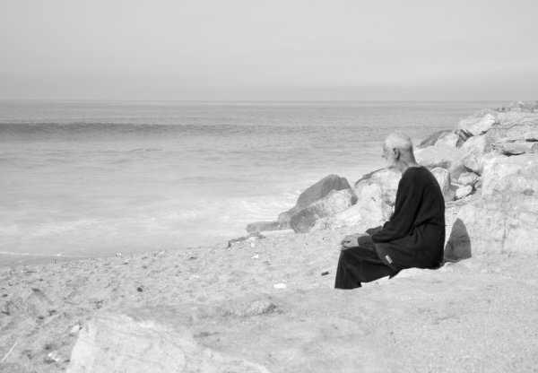 Старик на берегу моря