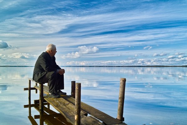 Одинокий пожилой мужчина