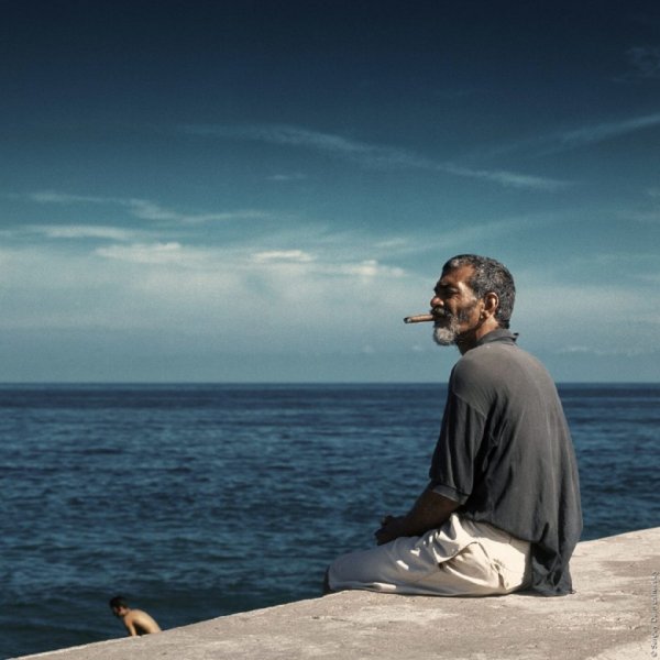 Старик у океана