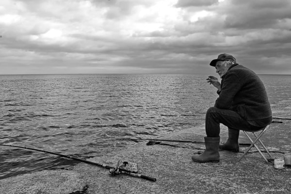 Старик на берегу моря