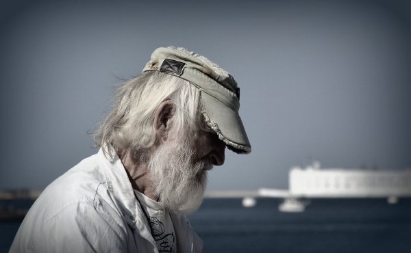 Дед на море