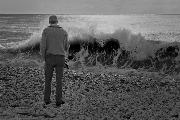 Одинокий старик у моря