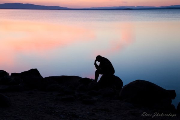 Старик на берегу моря