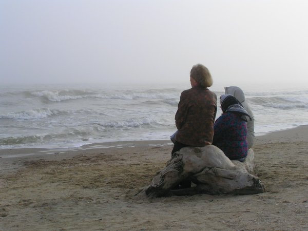 Бабушка на берегу моря