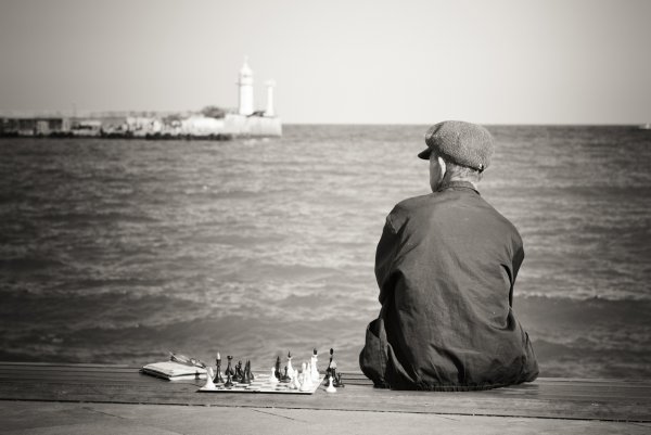 Старик сидит спиной