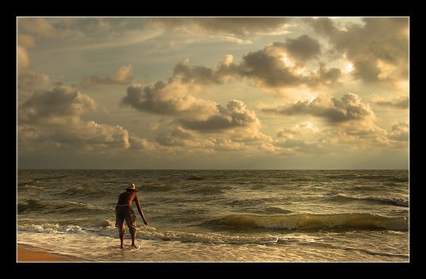 Мужчина прощается с морем