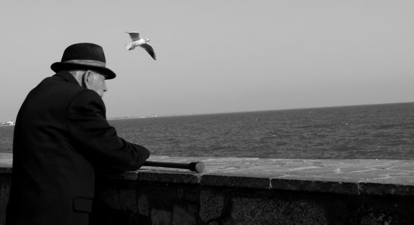 Одинокий старик у моря