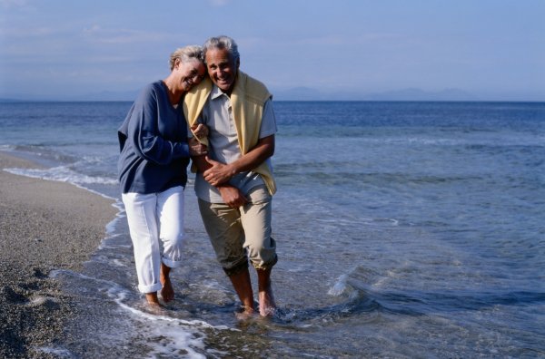 Пожилые люди на берегу моря