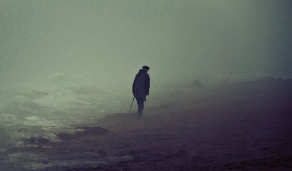 Седой мужчина со спины