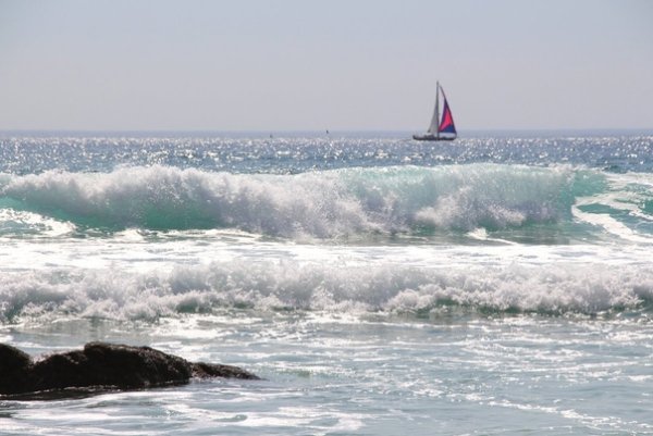 Морские волны на берегу моря днём