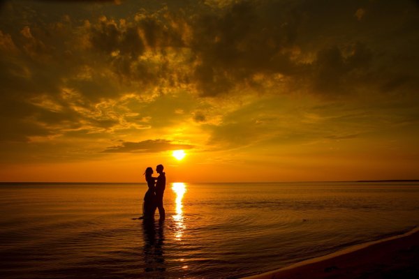 Силуэты влюбленных на фоне моря