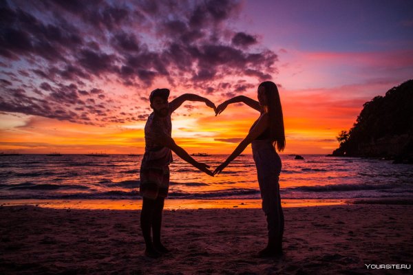 Двое на закате у моря