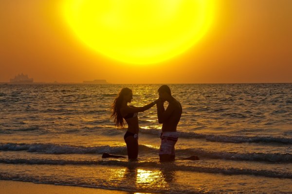 Влюбленные на море на закате