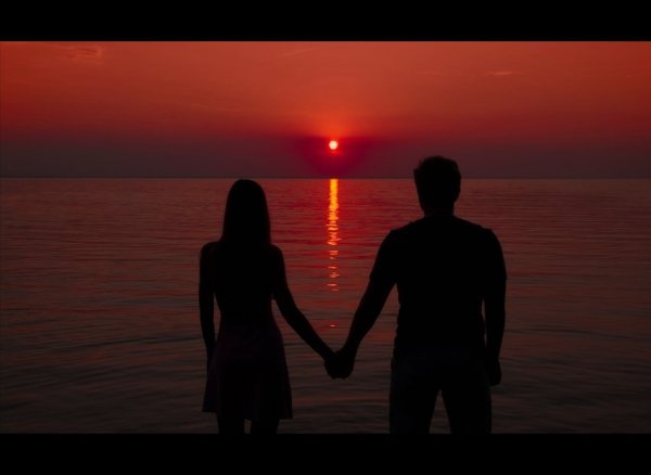 Двое на берегу моря