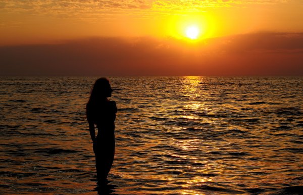 Девушка на закате у моря