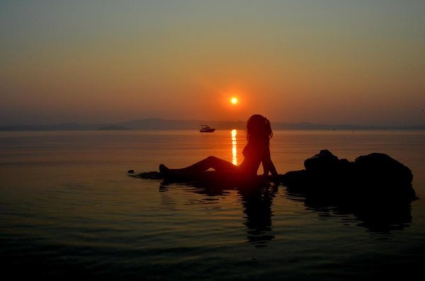 Девушка блондинка на закате