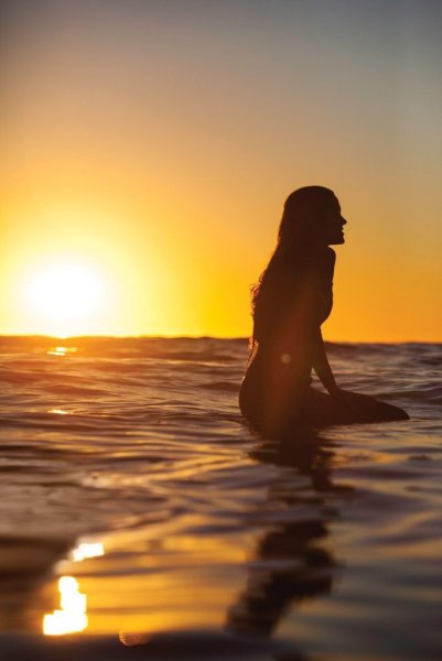 Девушка на закате у моря