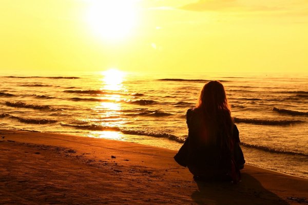 Девушка на закате у моря