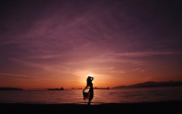 Девушка на фоне моря вечером