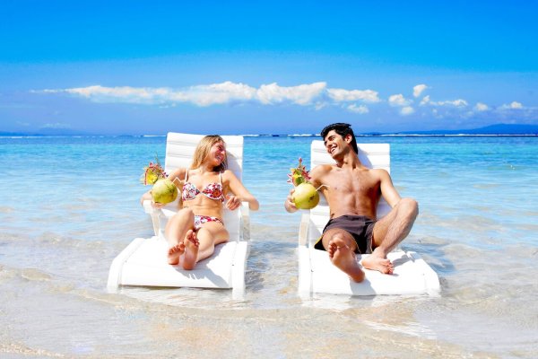 Отдыхающие на пляже