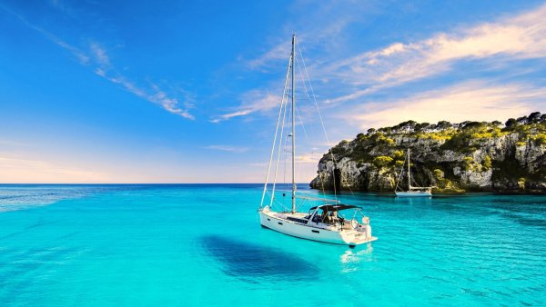 Менорка яхта скала