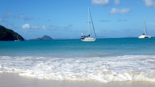 Шикарная яхта в море