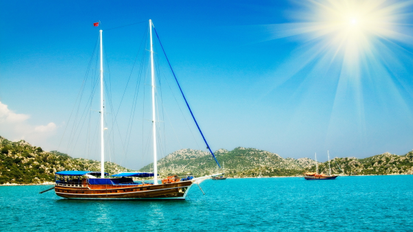 Яхта парусная на фоне моря