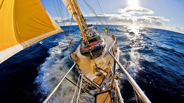 Яхта на фоне гор