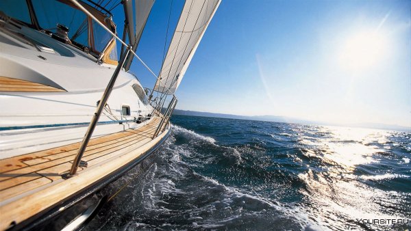 Яхта в море