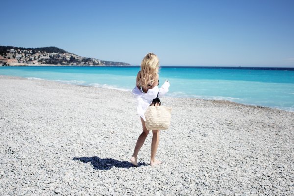 Блондинка на море