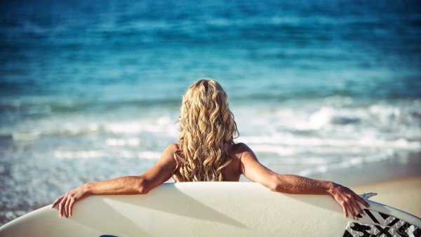 Девушка на доске в море