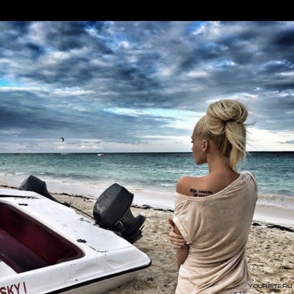 Блондинка на море