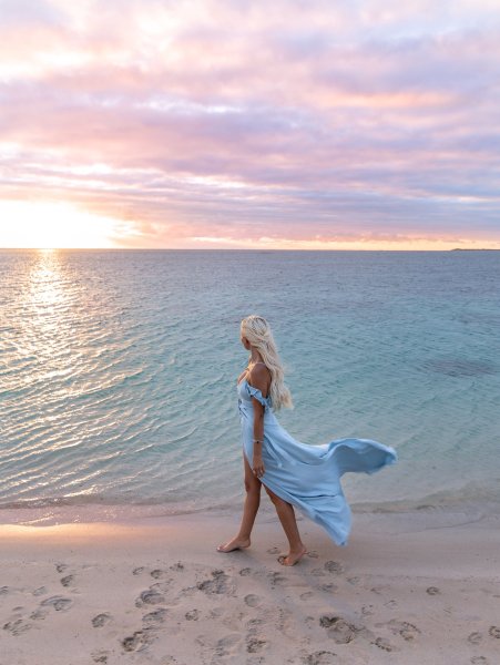 Блондинка на закате у моря