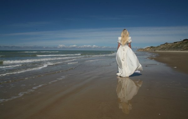 Блондинка на море