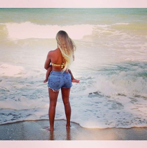 Блондинка на море со спины