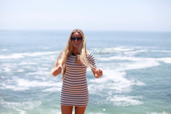 Блондинка на море