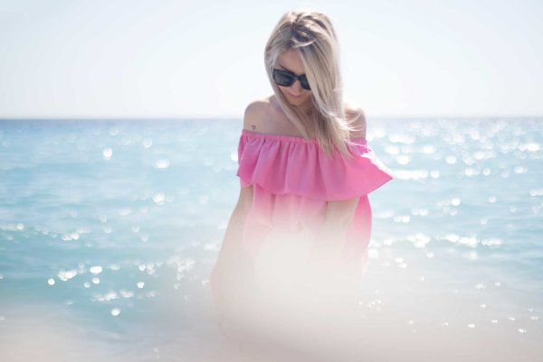 Красивые блондинки в очках со спины