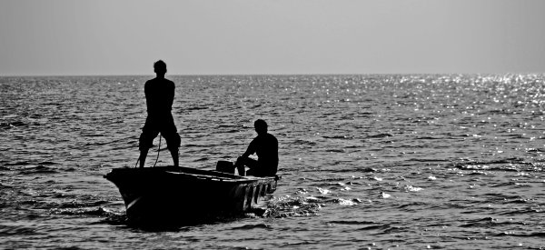 Лодка парень в море