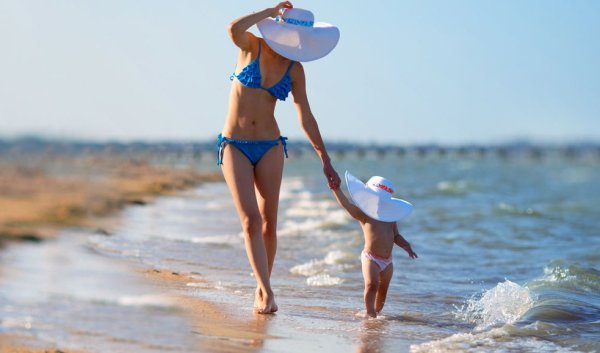 Семья на море