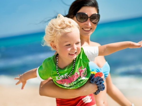 Мамочки с малышами на море