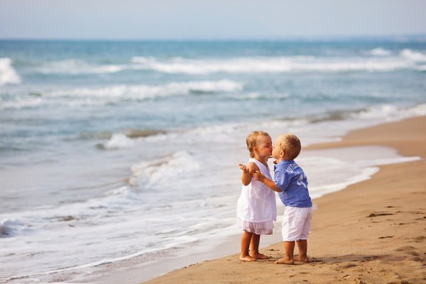 Мама с малышом на пляже