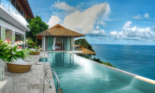 Дом с бассейном у моря