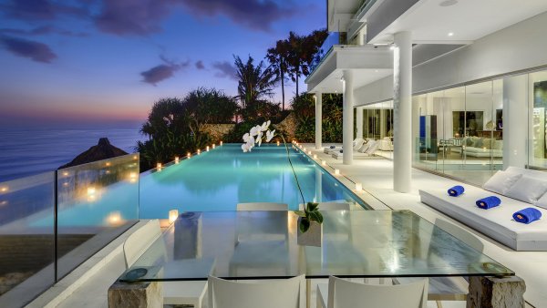 Шикарный особняк на берегу моря